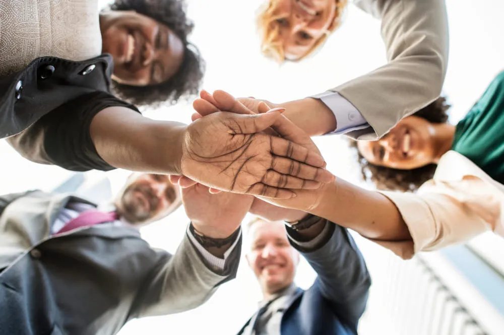 equipo-negocios-exitoso-feliz (1)