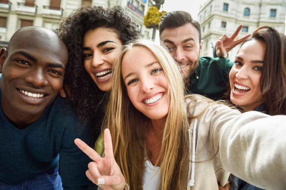 multiracial-grupo-joven-gente-toma-selfie (1)